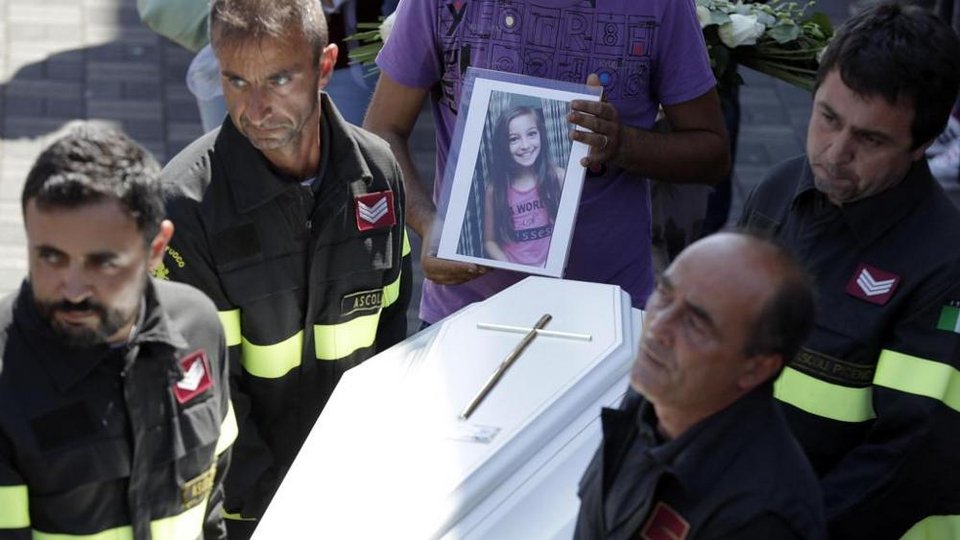 Η Ιταλία κλαίει για τους 291 νεκρούς: «Ρώτησα τον Θεό, τι κάνεις;» | iefimerida.gr 1