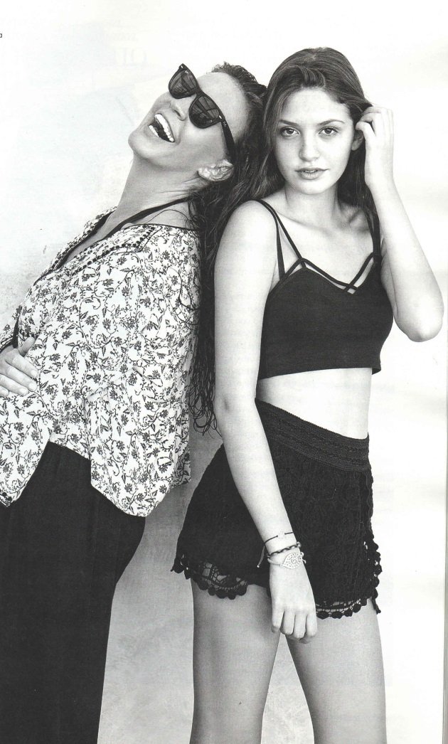 Η Βάνα Μπάρμπα με την καλλονή 15χρονη κόρη της μαζί σε εξώφυλλο [εικόνες] | iefimerida.gr 0