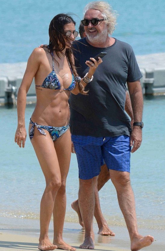 Τρέλανε τη Μύκονο η σύζυγος του Φλάβιο Μπριατόρε [εικόνες & βίντεο] | iefimerida.gr 3