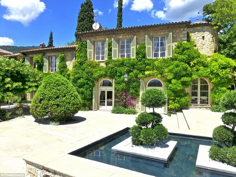 Δείτε τη βίλα της Μπριζίτ Μπαρντό στην Κυανή Ακτή, με 14 υπνοδωμάτια [εικόνες] | iefimerida.gr 0