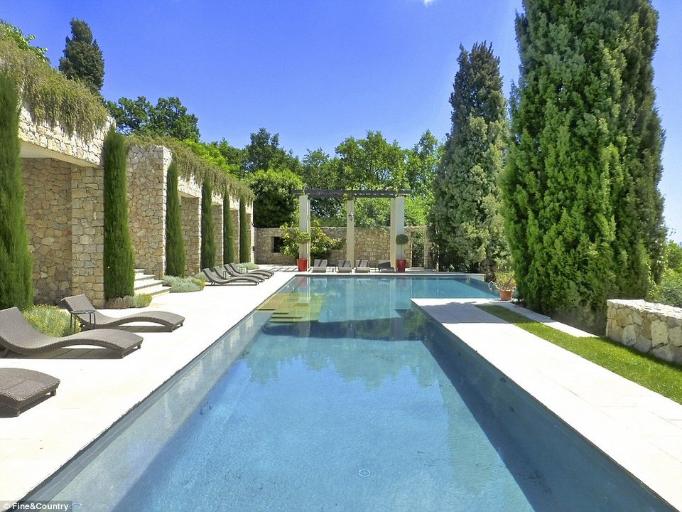 Δείτε τη βίλα της Μπριζίτ Μπαρντό στην Κυανή Ακτή, με 14 υπνοδωμάτια [εικόνες] | iefimerida.gr 2