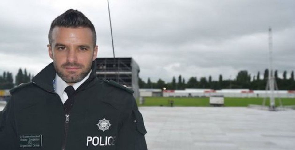 O πιο σέξι αστυνομικός: Μοιάζει με τον Ντέιβιντ Μπέκαμ και τον Μπεν Αφλεκ μαζί [εικόνες] | iefimerida.gr 0