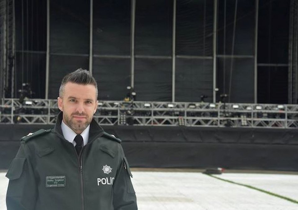 O πιο σέξι αστυνομικός: Μοιάζει με τον Ντέιβιντ Μπέκαμ και τον Μπεν Αφλεκ μαζί [εικόνες] | iefimerida.gr 1