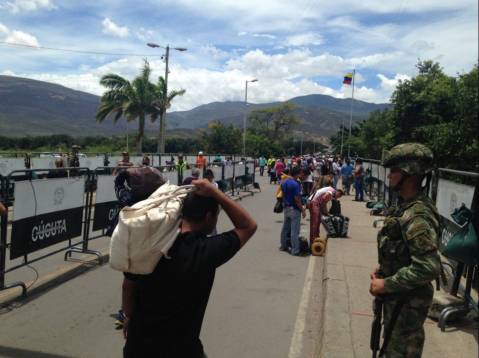 Βενεζουέλα: Χιλιάδες πολίτες πέρασαν τα σύνορα με την Κολομβία-Αναζητούν τρόφιμα και φάρμακα [εικόνες] | iefimerida.gr 0