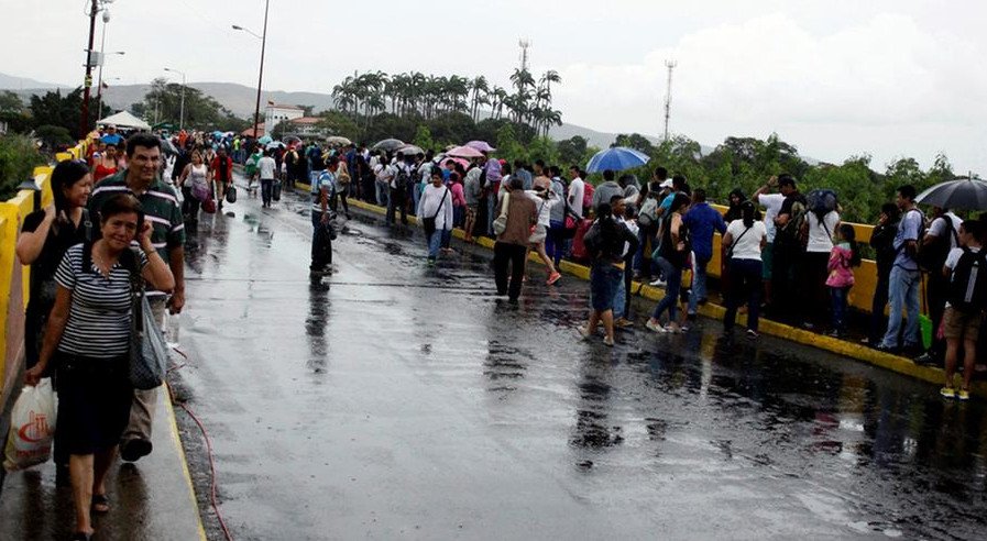 Βενεζουέλα: Χιλιάδες πολίτες πέρασαν τα σύνορα με την Κολομβία-Αναζητούν τρόφιμα και φάρμακα [εικόνες] | iefimerida.gr 1