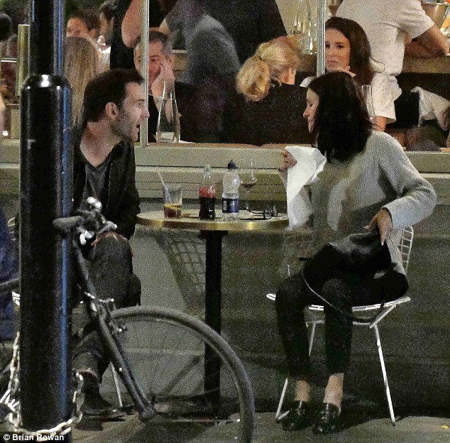 Η Κόρτνεϊ Κοξ «σκοτώνεται» με τον σύντροφό της σε εστιατόριο στο Νότινγκ Χιλ [εικόνες] | iefimerida.gr 4