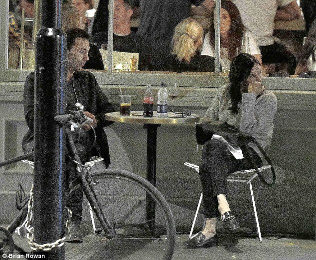 Η Κόρτνεϊ Κοξ «σκοτώνεται» με τον σύντροφό της σε εστιατόριο στο Νότινγκ Χιλ [εικόνες] | iefimerida.gr 3