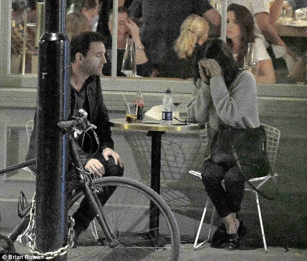 Η Κόρτνεϊ Κοξ «σκοτώνεται» με τον σύντροφό της σε εστιατόριο στο Νότινγκ Χιλ [εικόνες] | iefimerida.gr 2