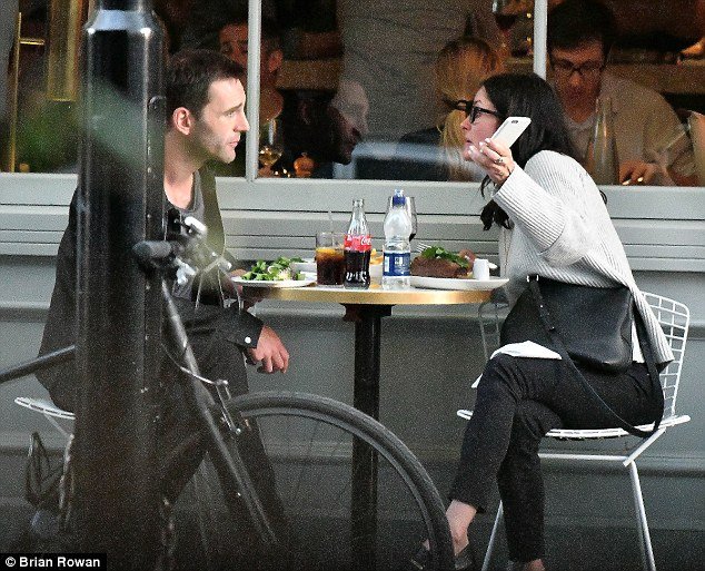 Η Κόρτνεϊ Κοξ «σκοτώνεται» με τον σύντροφό της σε εστιατόριο στο Νότινγκ Χιλ [εικόνες] | iefimerida.gr 1