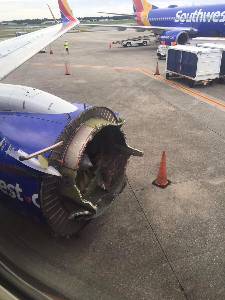 Τρόμος στον αέρα: Αναγκαστική προσγείωση αεροπλάνου μετά από έκρηξη στον κινητήρα [εικόνες] | iefimerida.gr 0