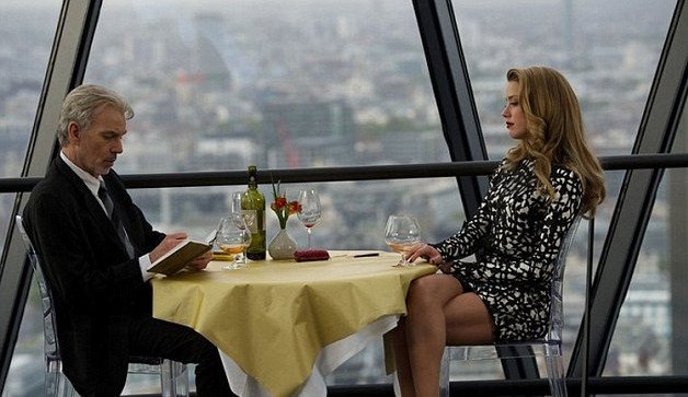 Φωτογραφία σοκ: Ο Τζόνι Ντεπ τσαντίστηκε με την Αμπερ Χερντ και έκοψε το δάχτυλό του [εικόνες] | iefimerida.gr 2