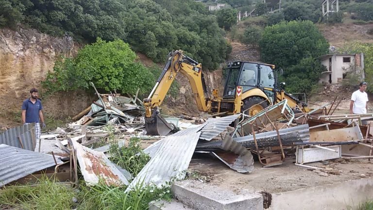 Η στιγμή που οι μπουλντόζες κατεδαφίζουν το σκοπευτήριο-νταμάρι που προπονούνταν η Κορακάκη [εικόνες] | iefimerida.gr 0