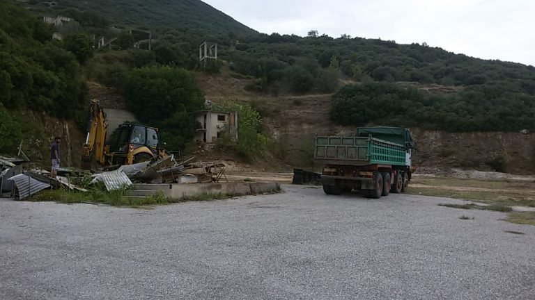 Η στιγμή που οι μπουλντόζες κατεδαφίζουν το σκοπευτήριο-νταμάρι που προπονούνταν η Κορακάκη [εικόνες] | iefimerida.gr 1