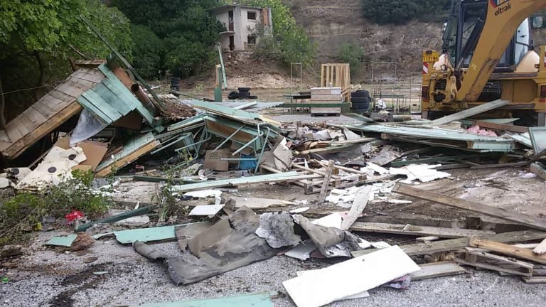 Η στιγμή που οι μπουλντόζες κατεδαφίζουν το σκοπευτήριο-νταμάρι που προπονούνταν η Κορακάκη [εικόνες] | iefimerida.gr 3