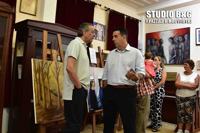 Ο Αντώνης Σαμαράς με σπορ εμφάνιση, την σύζυγό του και τον γιο του στο Ναύπλιο [εικόνες] | iefimerida.gr 1