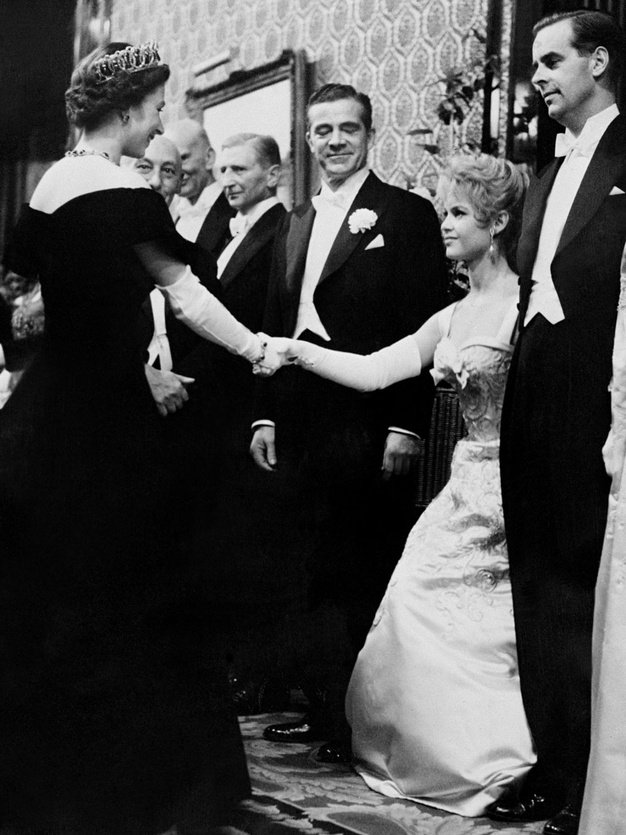 Η κρύα χειραψία της Μέριλιν στην Ελισάβετ που άφησε εποχή [εικόνες+βίντεο] | iefimerida.gr 8