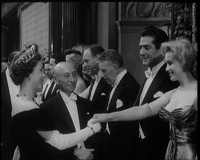 Η κρύα χειραψία της Μέριλιν στην Ελισάβετ που άφησε εποχή [εικόνες+βίντεο] | iefimerida.gr 3