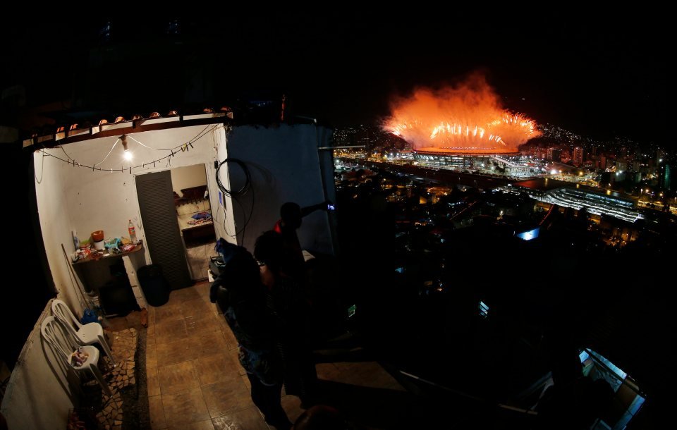 Kοιτάζοντας τους Ολυμπιακούς Αγώνες από μια φαβέλα –Οι φωτό που σοκάρουν [εικόνες] | iefimerida.gr 2