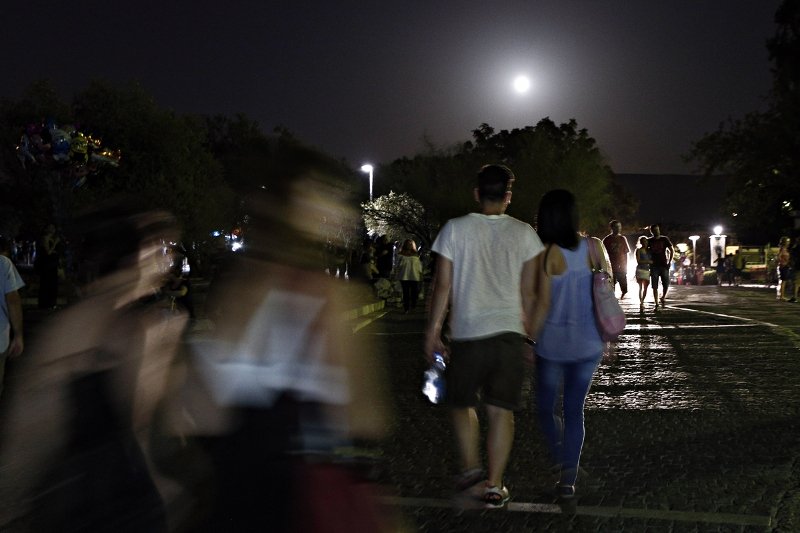 Η μαγεία της αυγουστιάτικης πανσελήνου -Βγήκαν όλοι να δουν το πιο λαμπρό φεγγάρι [εικόνες]  | iefimerida.gr 7