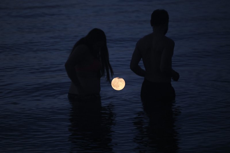 Η μαγεία της αυγουστιάτικης πανσελήνου -Βγήκαν όλοι να δουν το πιο λαμπρό φεγγάρι [εικόνες]  | iefimerida.gr 8