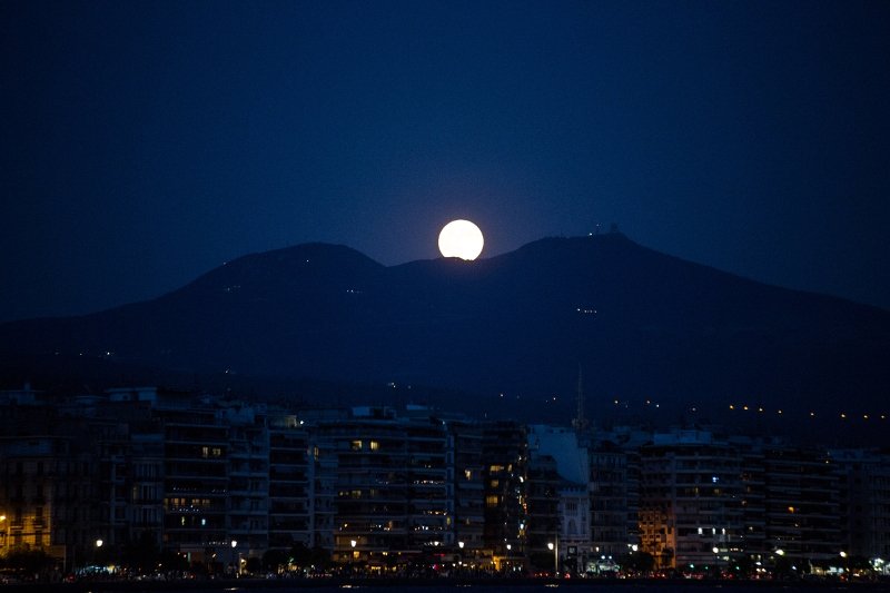 Η μαγεία της αυγουστιάτικης πανσελήνου -Βγήκαν όλοι να δουν το πιο λαμπρό φεγγάρι [εικόνες]  | iefimerida.gr 13