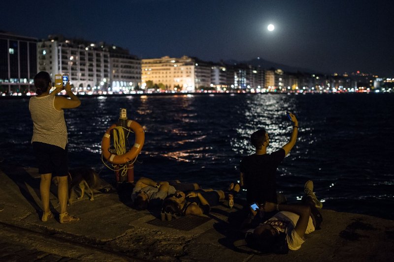Η μαγεία της αυγουστιάτικης πανσελήνου -Βγήκαν όλοι να δουν το πιο λαμπρό φεγγάρι [εικόνες]  | iefimerida.gr 12
