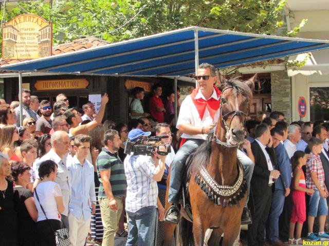 Αναβίωσε το έθιμο των καβαλάρηδων στη Σιάτιστα Κοζάνης [εικόνες & βίντεο] | iefimerida.gr 0