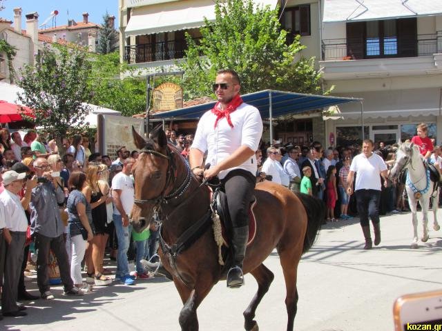 Αναβίωσε το έθιμο των καβαλάρηδων στη Σιάτιστα Κοζάνης [εικόνες & βίντεο] | iefimerida.gr 2
