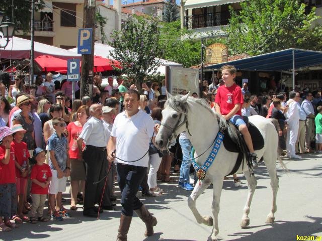 Αναβίωσε το έθιμο των καβαλάρηδων στη Σιάτιστα Κοζάνης [εικόνες & βίντεο] | iefimerida.gr 3