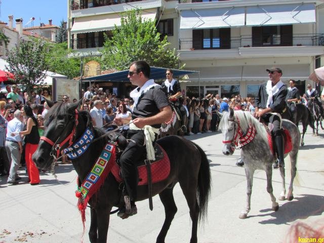Αναβίωσε το έθιμο των καβαλάρηδων στη Σιάτιστα Κοζάνης [εικόνες & βίντεο] | iefimerida.gr 4