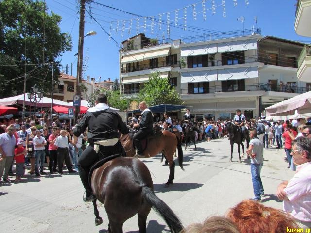 Αναβίωσε το έθιμο των καβαλάρηδων στη Σιάτιστα Κοζάνης [εικόνες & βίντεο] | iefimerida.gr 9