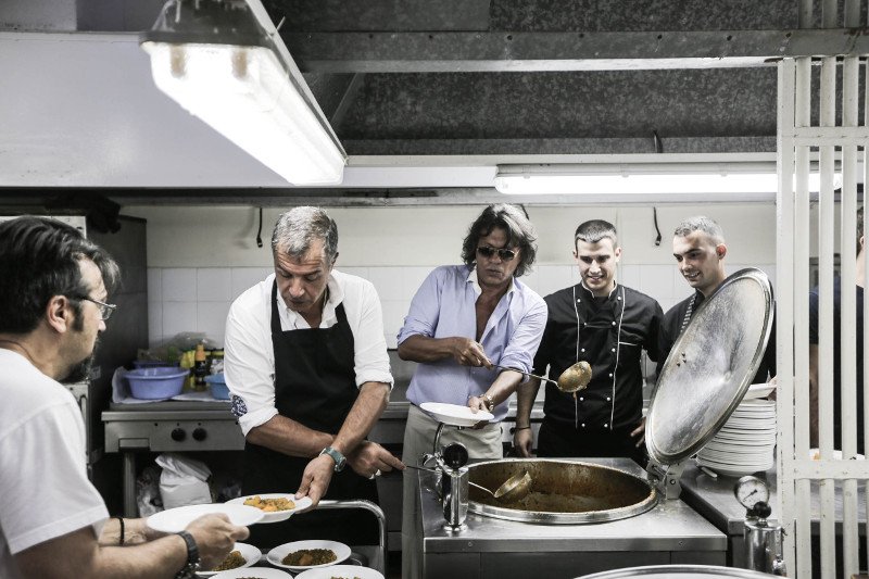 Θεοδωράκης-Ψινάκης σερβίρουν αρακά και πεπόνι - Σε κατασκήνωση ΑμΕΑ [εικόνα] | iefimerida.gr 0