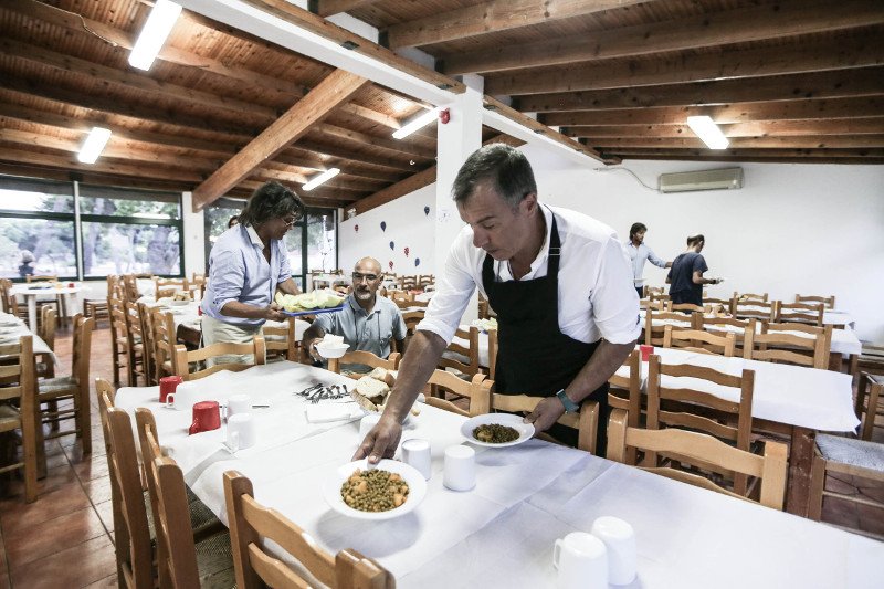 Θεοδωράκης-Ψινάκης σερβίρουν αρακά και πεπόνι - Σε κατασκήνωση ΑμΕΑ [εικόνα] | iefimerida.gr 1