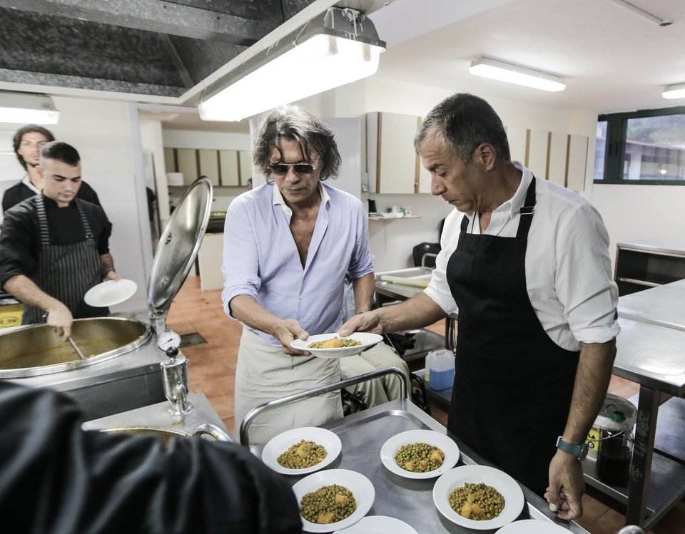 Θεοδωράκης-Ψινάκης σερβίρουν αρακά και πεπόνι - Σε κατασκήνωση ΑμΕΑ [εικόνα] | iefimerida.gr 2