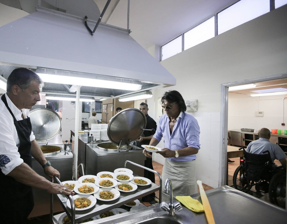 Θεοδωράκης-Ψινάκης σερβίρουν αρακά και πεπόνι - Σε κατασκήνωση ΑμΕΑ [εικόνα] | iefimerida.gr 3