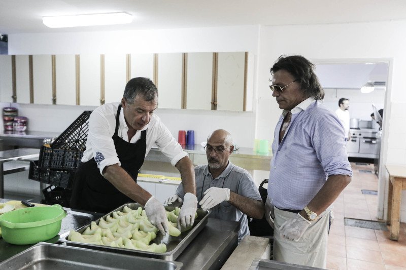 Θεοδωράκης-Ψινάκης σερβίρουν αρακά και πεπόνι - Σε κατασκήνωση ΑμΕΑ [εικόνα] | iefimerida.gr 4