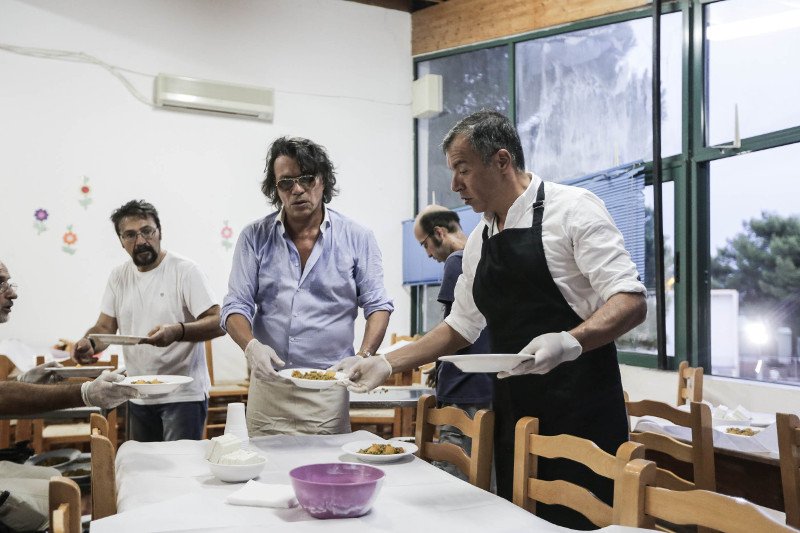 Θεοδωράκης-Ψινάκης σερβίρουν αρακά και πεπόνι - Σε κατασκήνωση ΑμΕΑ [εικόνα] | iefimerida.gr 5