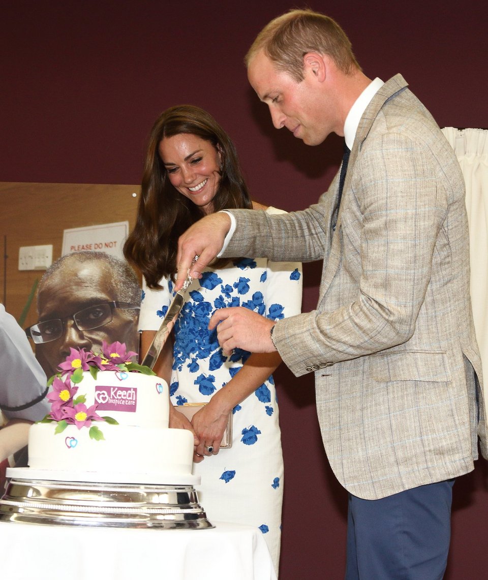 Συγκινητικό: Ο Γουίλιαμ παρηγορεί νεαρό που έχασε την μητέρα του, μιλώντας του για την Νταϊάνα [βίντεο] | iefimerida.gr 0