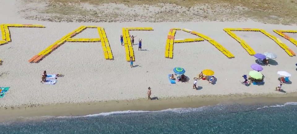 Το μεγαλύτερο «Σ' Αγαπώ» βρίσκεται σε παραλία της Πιερίας -«Γραμμένο» με κίτρινες ξαπλώστρες [εικόνες] | iefimerida.gr 5