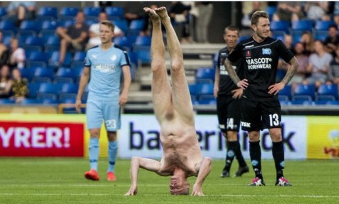 Διέκοψε το ματς μπαίνοντας γυμνός στο γήπεδο - Κάτοχος του Euro 1992 [εικόνες] | iefimerida.gr 0