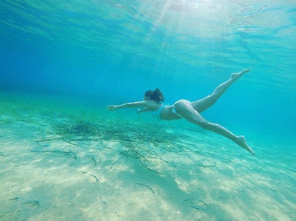 Η Χριστίνα Μουστάκα μέσα στο νερό -Υποβρύχια καρέ ανεβάζουν τη θερμοκρασία [εικόνες] | iefimerida.gr 1