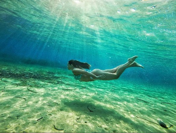 Η Χριστίνα Μουστάκα μέσα στο νερό -Υποβρύχια καρέ ανεβάζουν τη θερμοκρασία [εικόνες] | iefimerida.gr 2