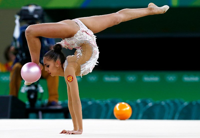 Μαμούν: Η καλλονή Ρωσίδα που δέθηκε κόμπος και πήρε το χρυσό στη ρυθμική [εικόνες] | iefimerida.gr 3
