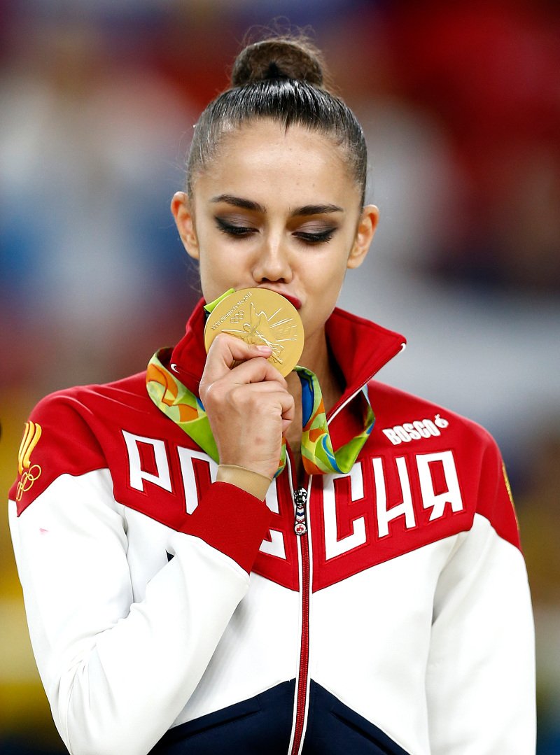 Μαμούν: Η καλλονή Ρωσίδα που δέθηκε κόμπος και πήρε το χρυσό στη ρυθμική [εικόνες] | iefimerida.gr 1