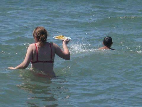 Viral φωτογραφία με Ελληνίδα μάνα να κυνηγάει τον γιο της μέσα στη θάλασσα για να φάει [εικόνα] | iefimerida.gr 0