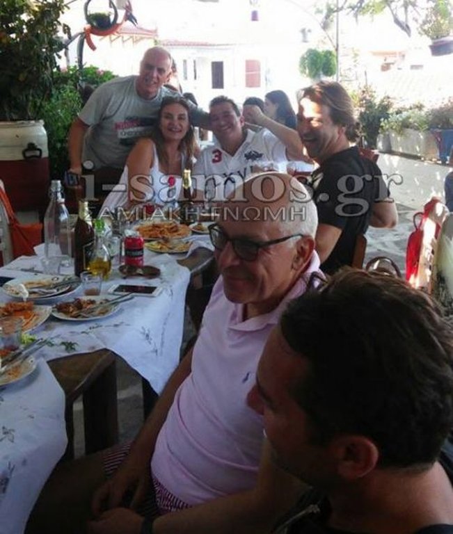 Η Μενεγάκη χωρίς στιλιζαρισμένα μαλλιά και βαρύ μακιγιάζ τρώει σε Καφενείο με τον Ματέο [εικόνες] | iefimerida.gr 0