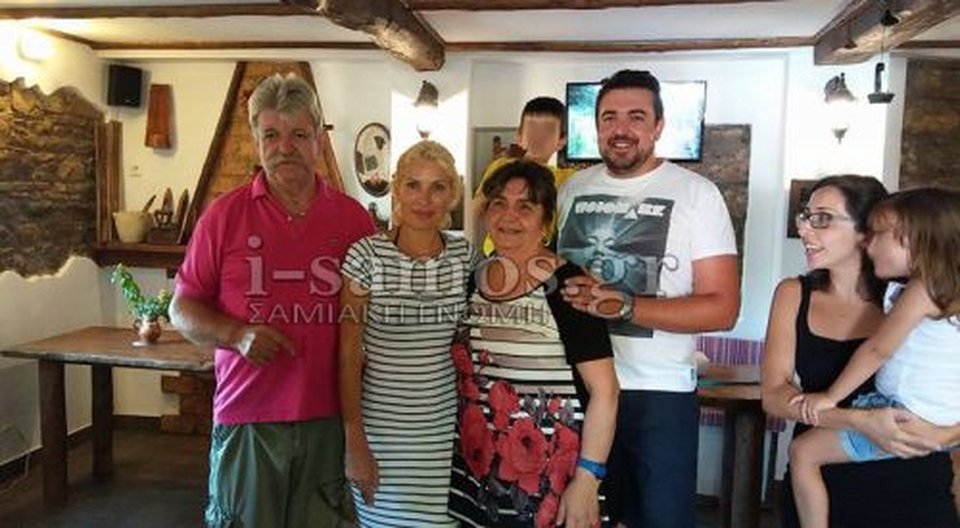 Η Μενεγάκη χωρίς στιλιζαρισμένα μαλλιά και βαρύ μακιγιάζ τρώει σε Καφενείο με τον Ματέο [εικόνες] | iefimerida.gr 4