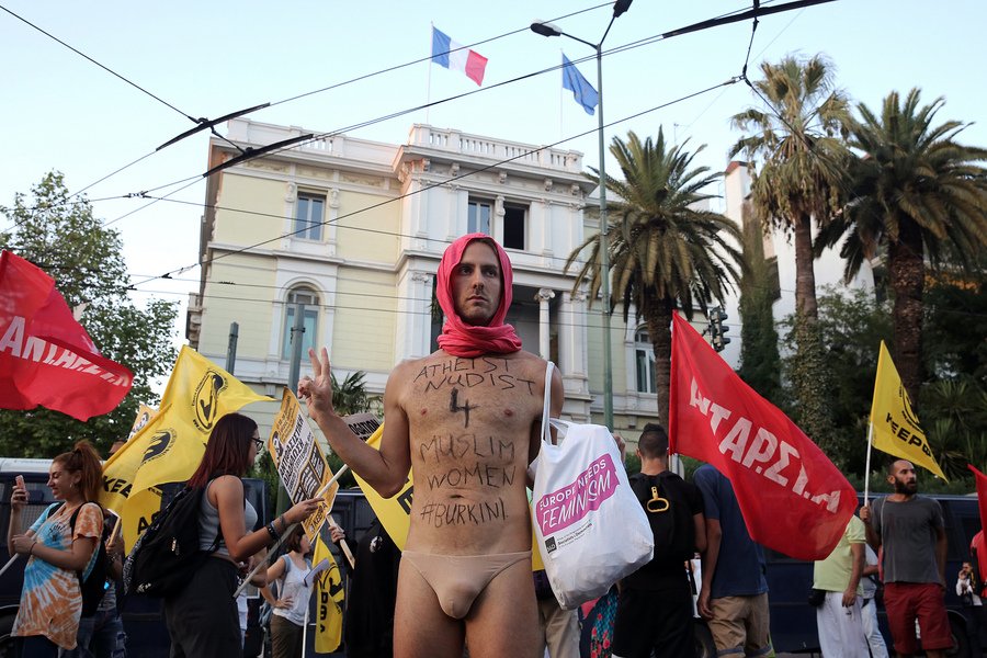 Συγκέντρωση ενάντια στην απαγόρευση του μπουρκίνι στο κέντρο της Αθήνας [εικόνες] | iefimerida.gr 1