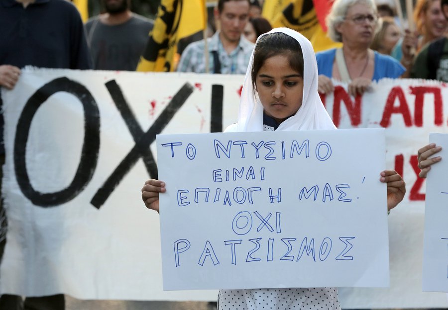 Συγκέντρωση ενάντια στην απαγόρευση του μπουρκίνι στο κέντρο της Αθήνας [εικόνες] | iefimerida.gr 0