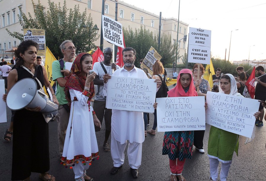 Συγκέντρωση ενάντια στην απαγόρευση του μπουρκίνι στο κέντρο της Αθήνας [εικόνες] | iefimerida.gr 2
